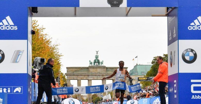 Bekele en el momento de cruzar la meta en el maratón de Berlín